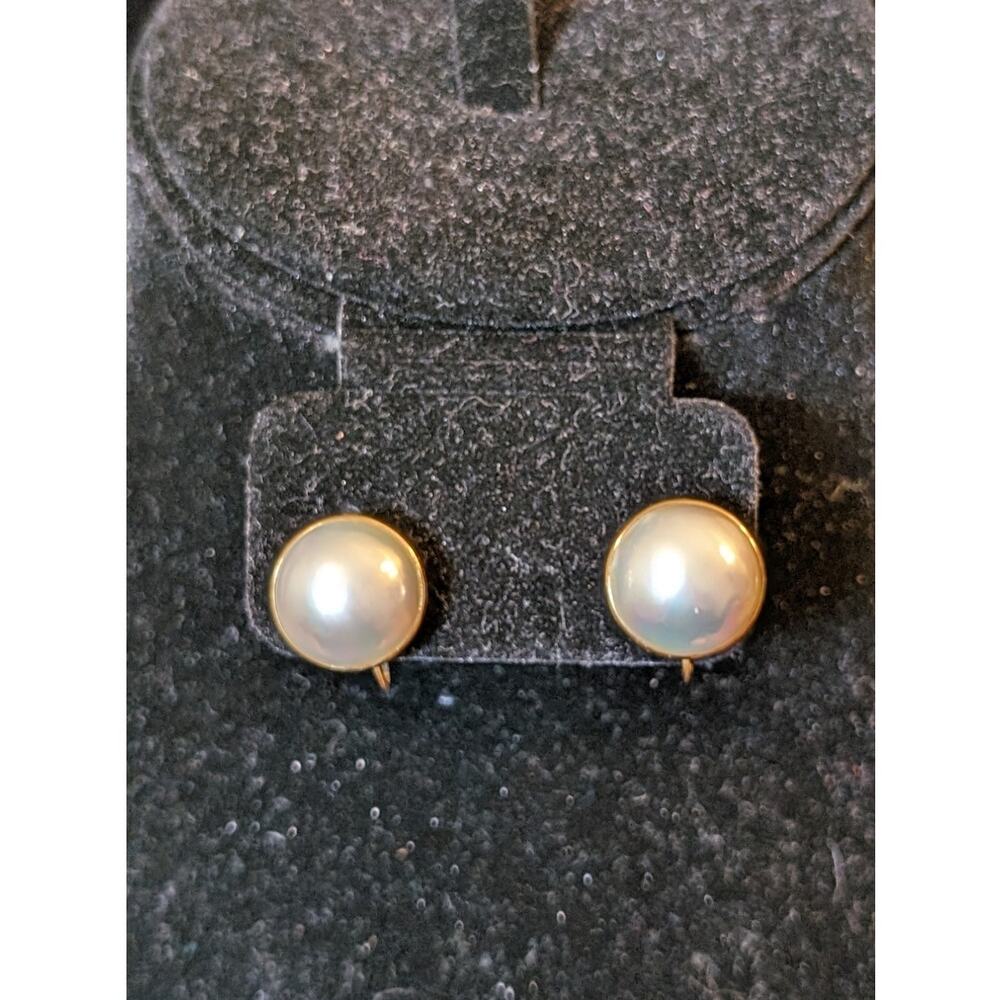 Vintage 18k Yellow Gold 15mm Mabe Pearl Screw Back Timeless Earrings - Picture 4 of 8